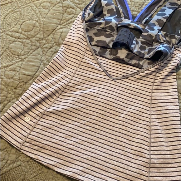 Lululemon top with sports bra - Picture 4 of 9